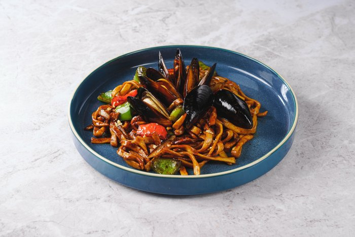 Wok с мидиями